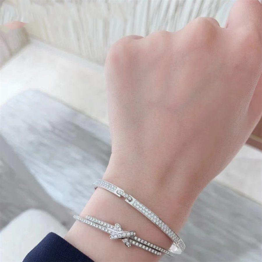 ```json
{
"title": "JEUX DE BRACELET DIAMONDS SILVER",
"brand": "Polaidi Jewelry",
"description": "SET AUS SILBERNEN DIAMANTARMREIFEN"
}
```