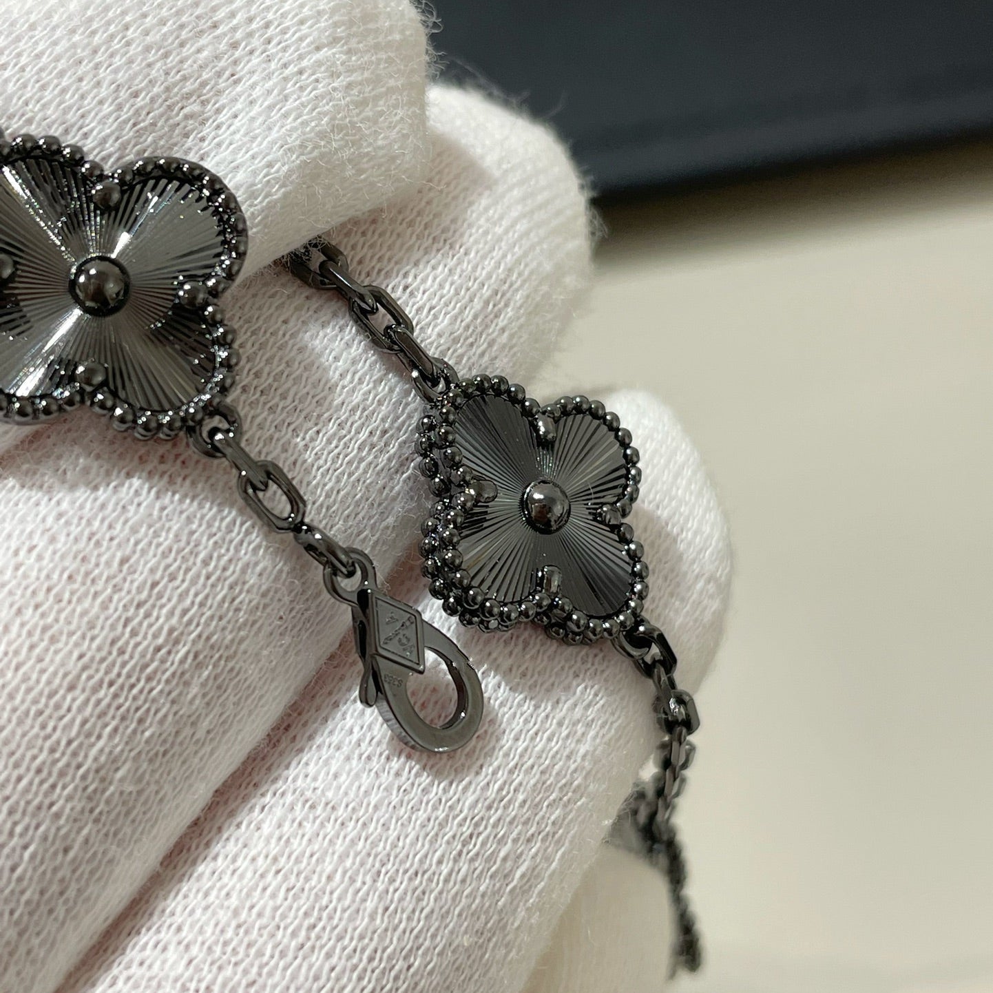 [：Polaidi Jewelry]CLOVER 5 MOTIF BLACK BRACELET