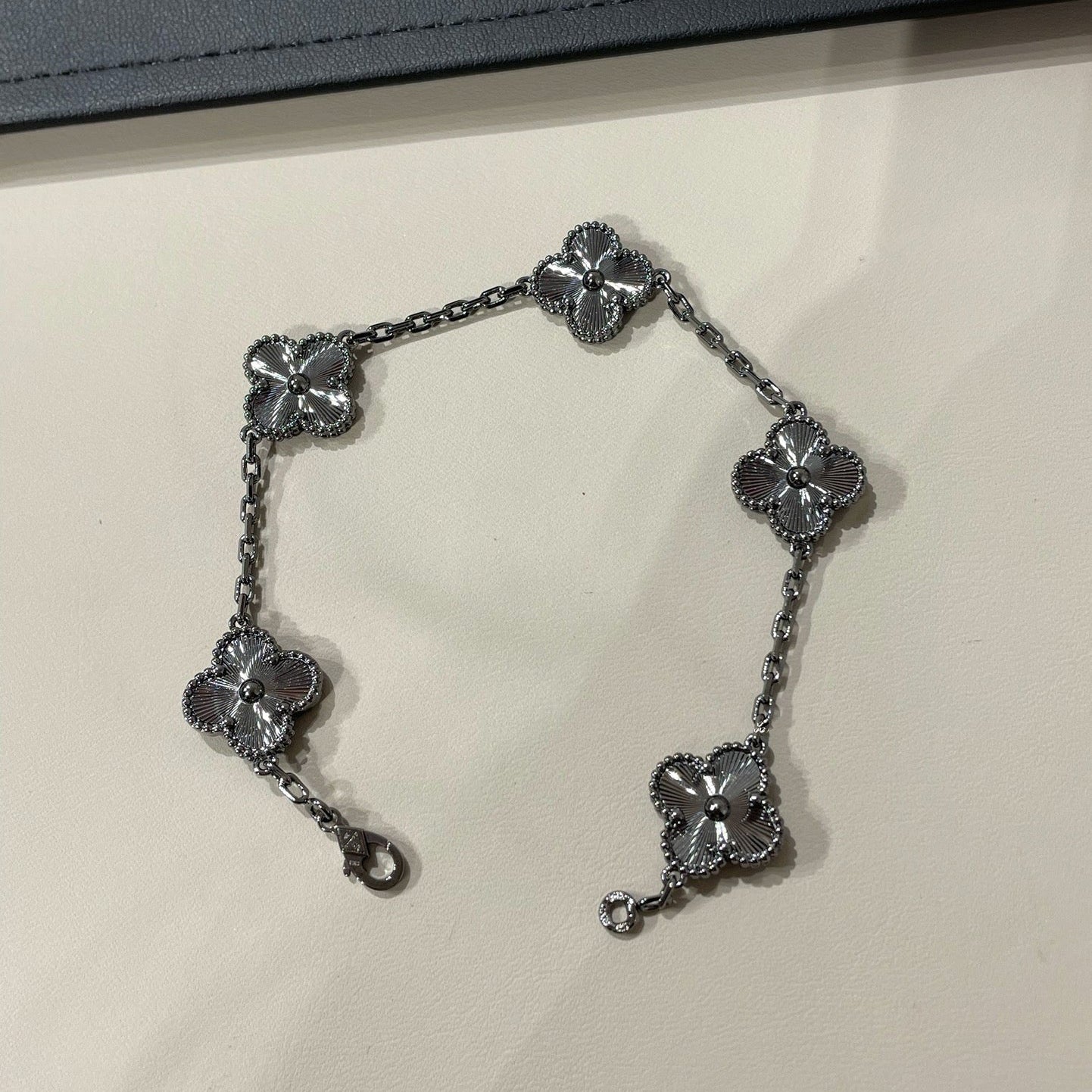 [：Polaidi Jewelry]CLOVER 5 MOTIF BLACK BRACELET