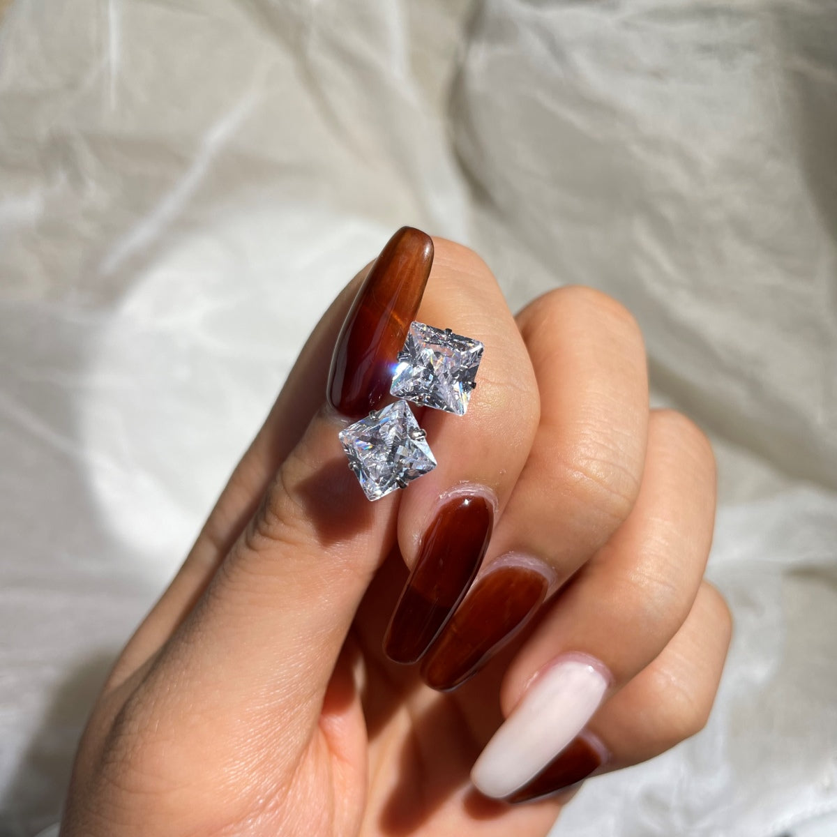 [Polaidi Jewelry]Stylish Shiny Square Center Stone Stud Earrings
