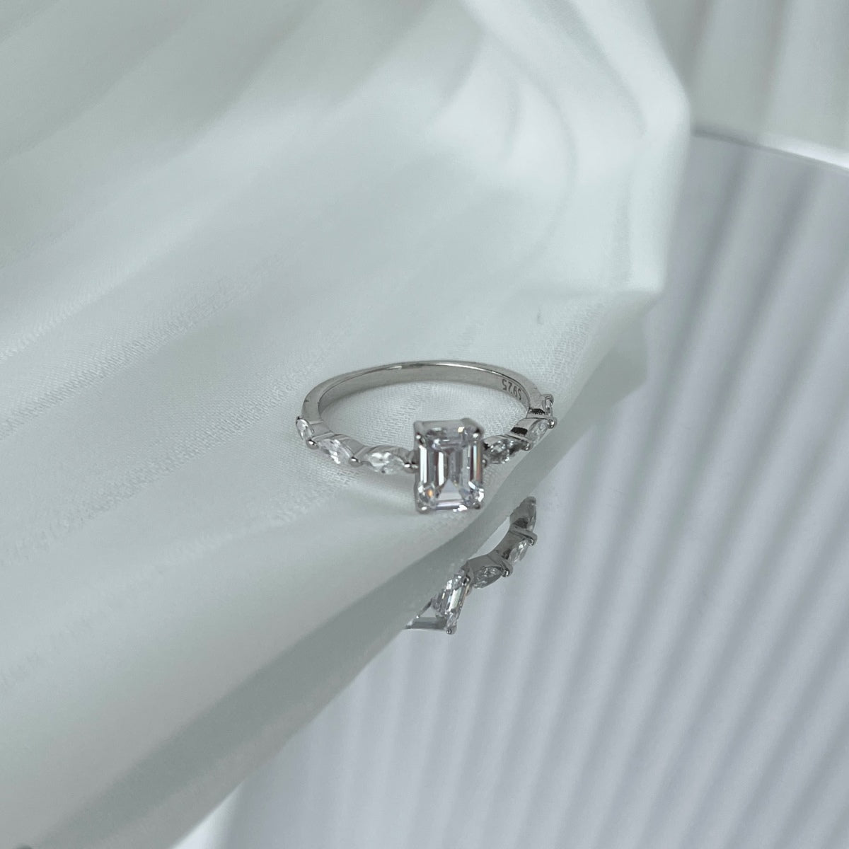 [Polaidi Jewelry]1.0 Carat Dainty Resplendent Radiant Cut Daily Ring