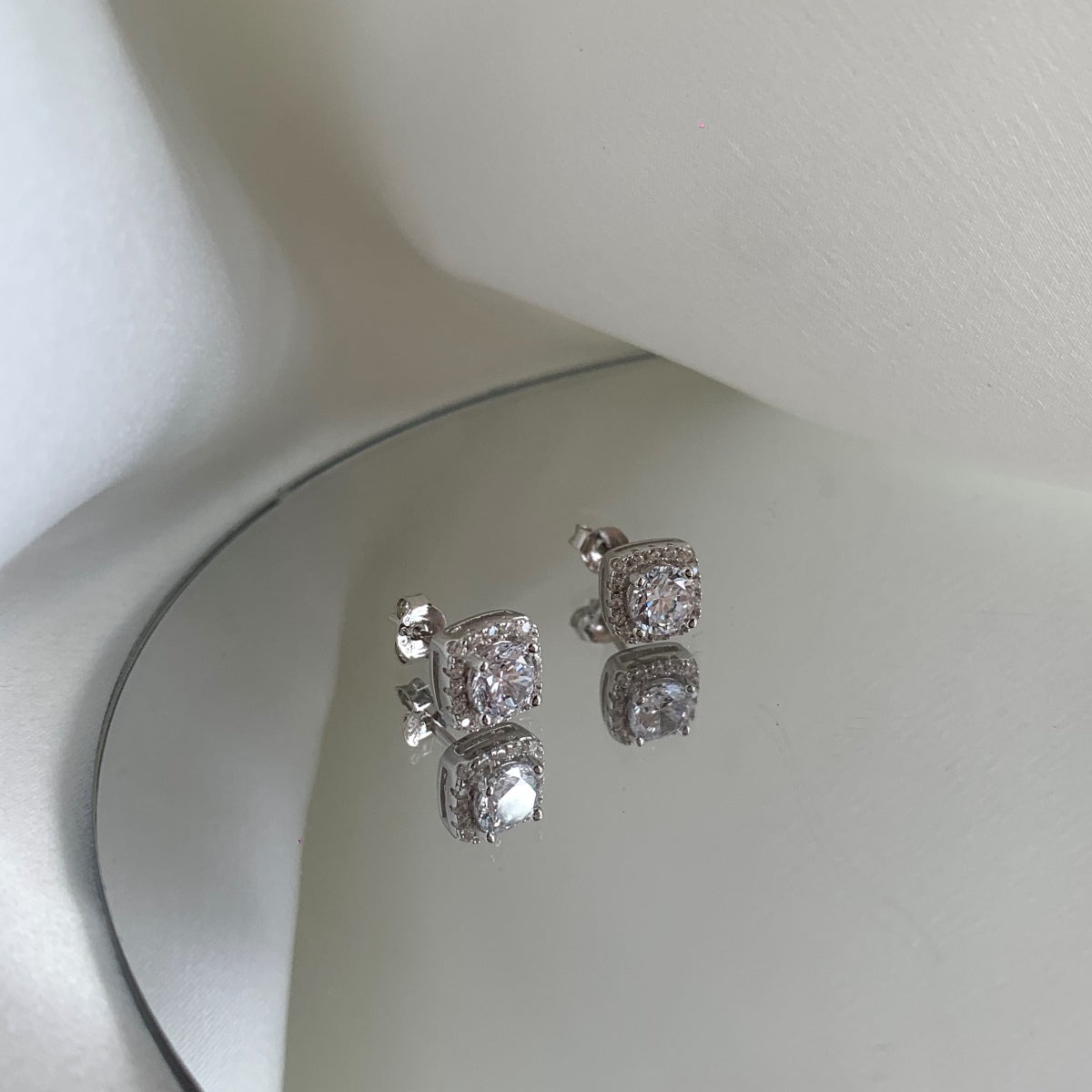 [Polaidi Jewelry]Classic Round Center Stone Stud Earrings