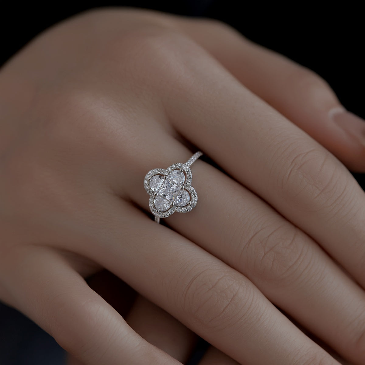 [Polaidi Jewelry]Luxurious Eternity Flower Shape Banquet Ring