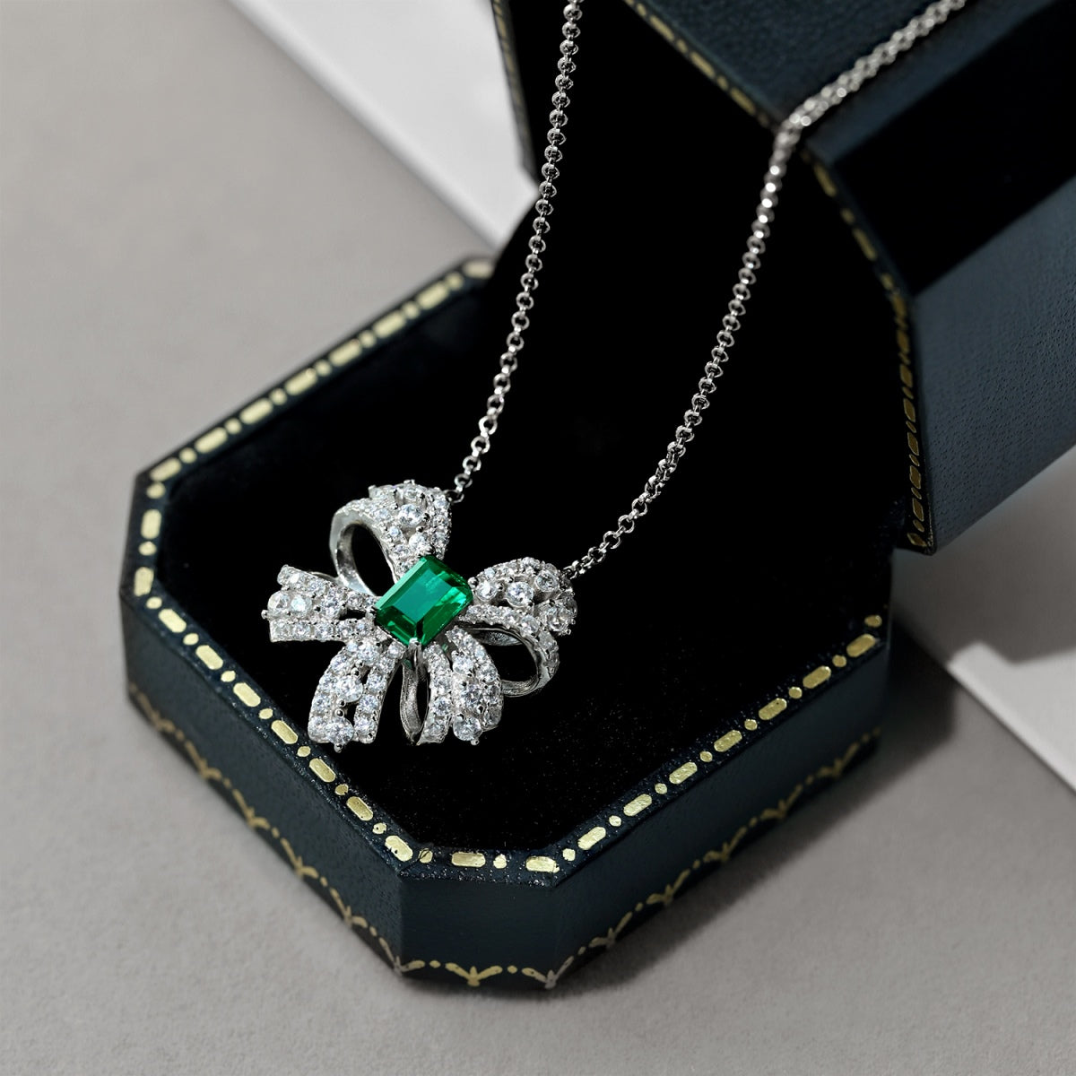 [Polaidi Jewelry]Luxurious Flower Shape Emerald Cut Necklace