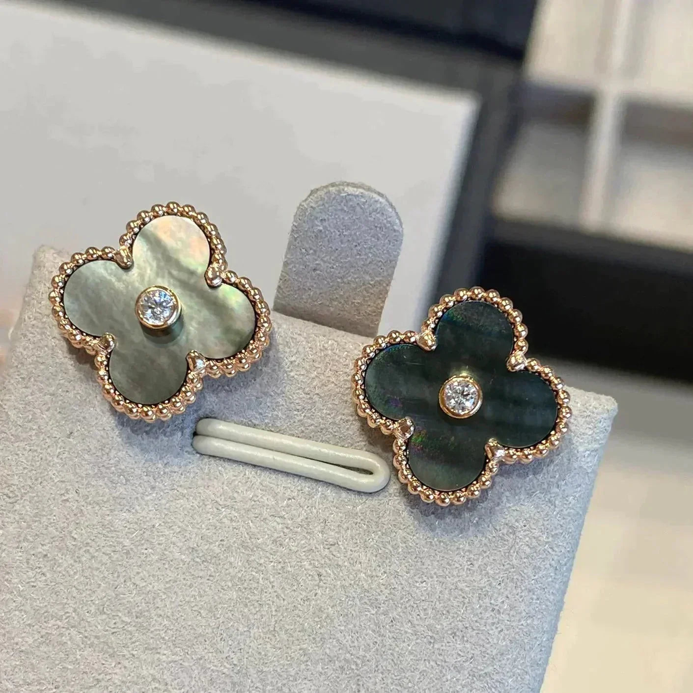 [：Polaidi Jewelry]CLOVER MEDIUM 1 MOTIFS GRAY MOP  DIAMOND EARRINGS