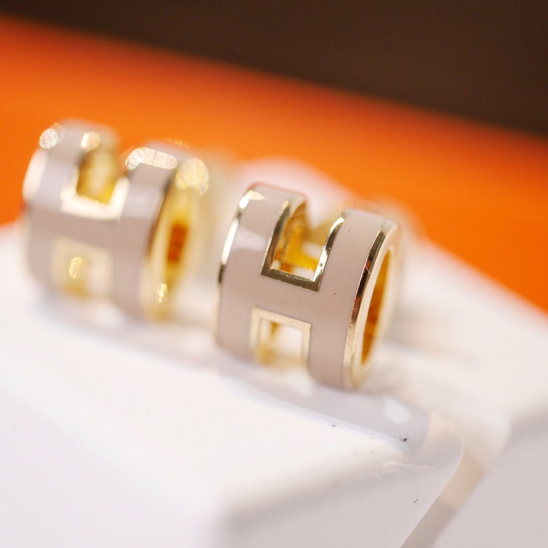 [：Polaidi Jewelry]MINI POP H GOLD EARRINGS GREY