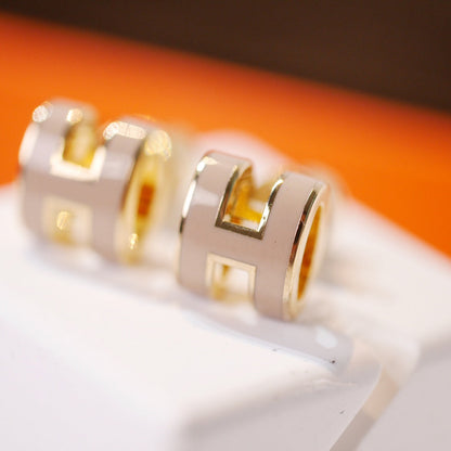 [：Polaidi Jewelry]MINI POP H GOLD EARRINGS GREY