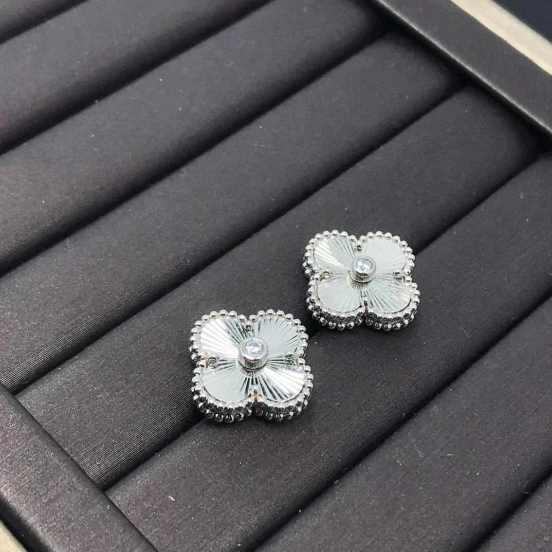 [Polaidi Jewelry]CLOVER MINI 9.5MM LASER EARRINGS