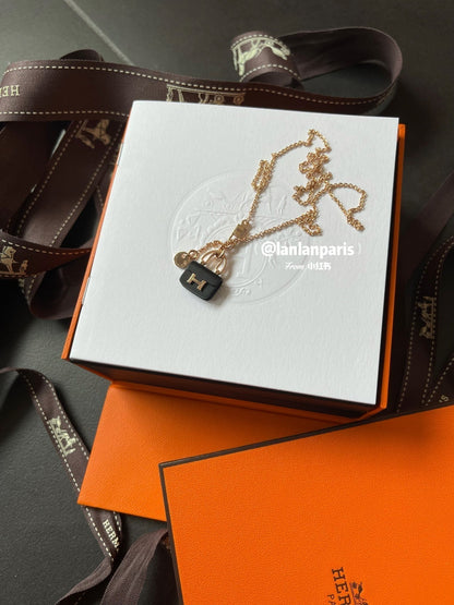 [Polaidi Jewelry]CONSTANCE BLACK PEDANT PINK GOLD NECKLACE