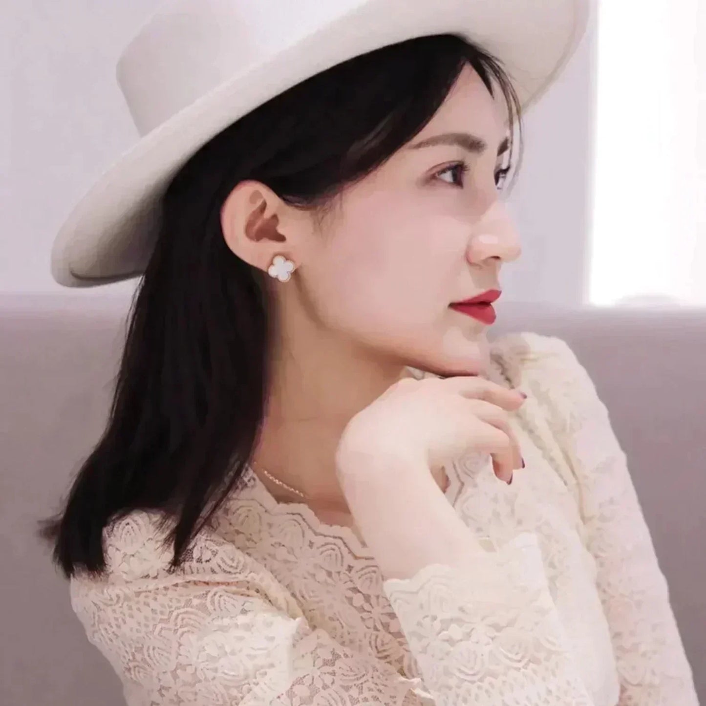 [Polaidi Jewelry]CLOVER MEDIUM 1 MOTIFS  WHITE MOP STUD EARRINGS