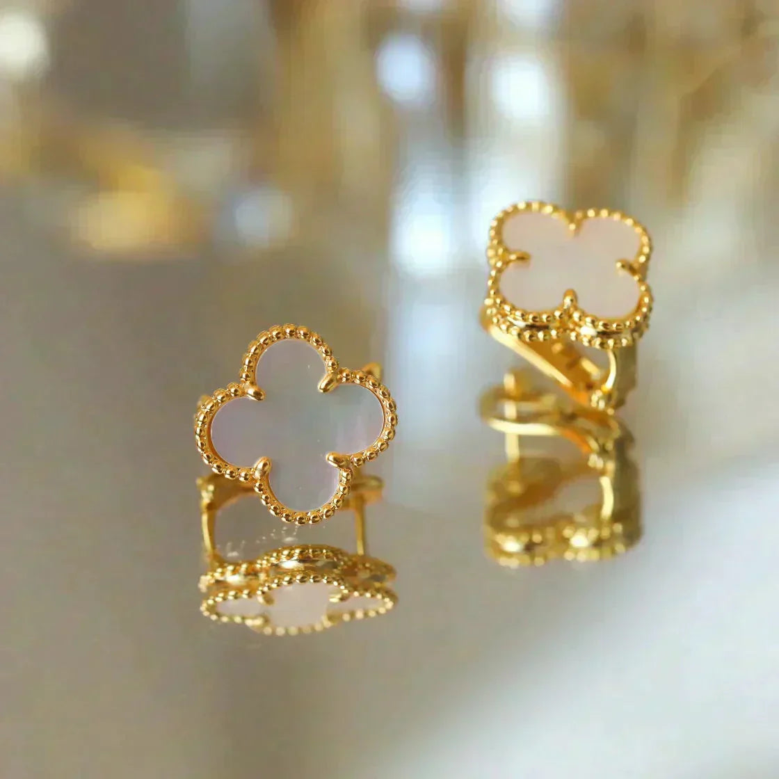 [：Polaidi Jewelry]CLOVER MEDIUM 1 MOTIFS  WHITE MOP STUD EARRINGS