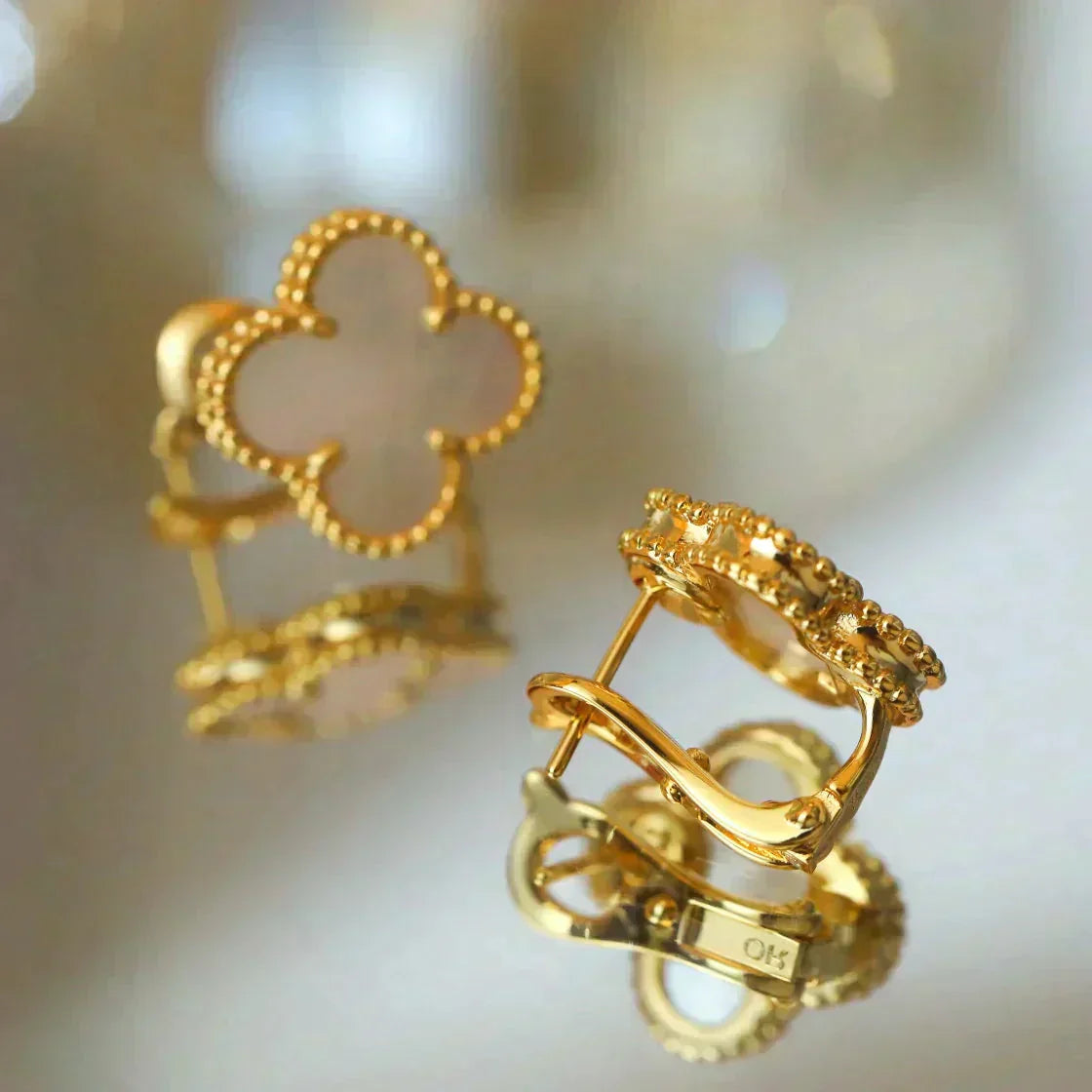 [：Polaidi Jewelry]CLOVER MEDIUM 1 MOTIFS  WHITE MOP STUD EARRINGS