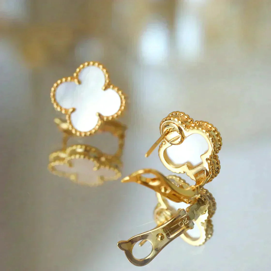 [：Polaidi Jewelry]CLOVER MEDIUM 1 MOTIFS  WHITE MOP STUD EARRINGS
