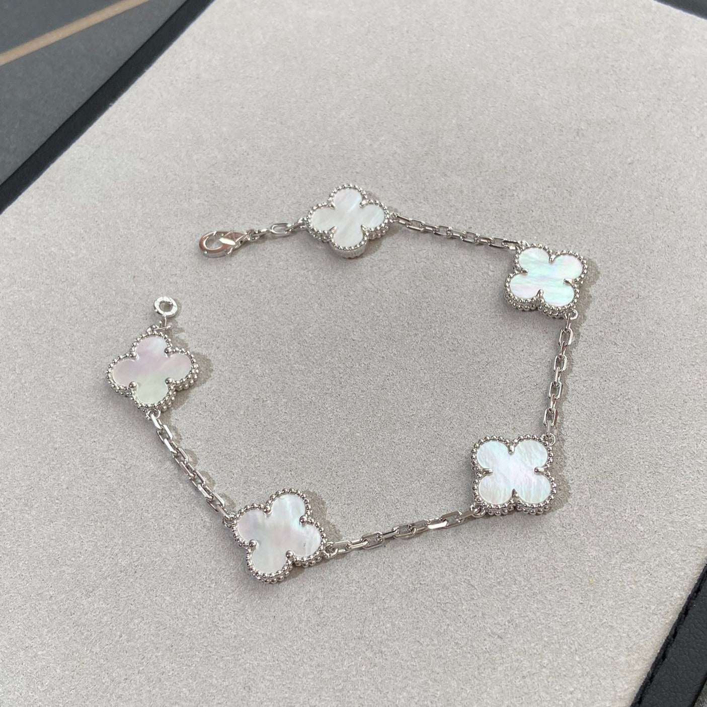 [Polaidi Jewelry]CLOVER WHITE PEARL MOP 5 MOTIF BRACELET COLLECTION