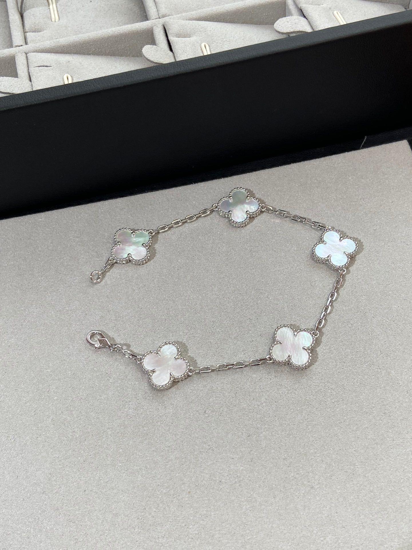 [Polaidi Jewelry]CLOVER WHITE PEARL MOP 5 MOTIF BRACELET COLLECTION