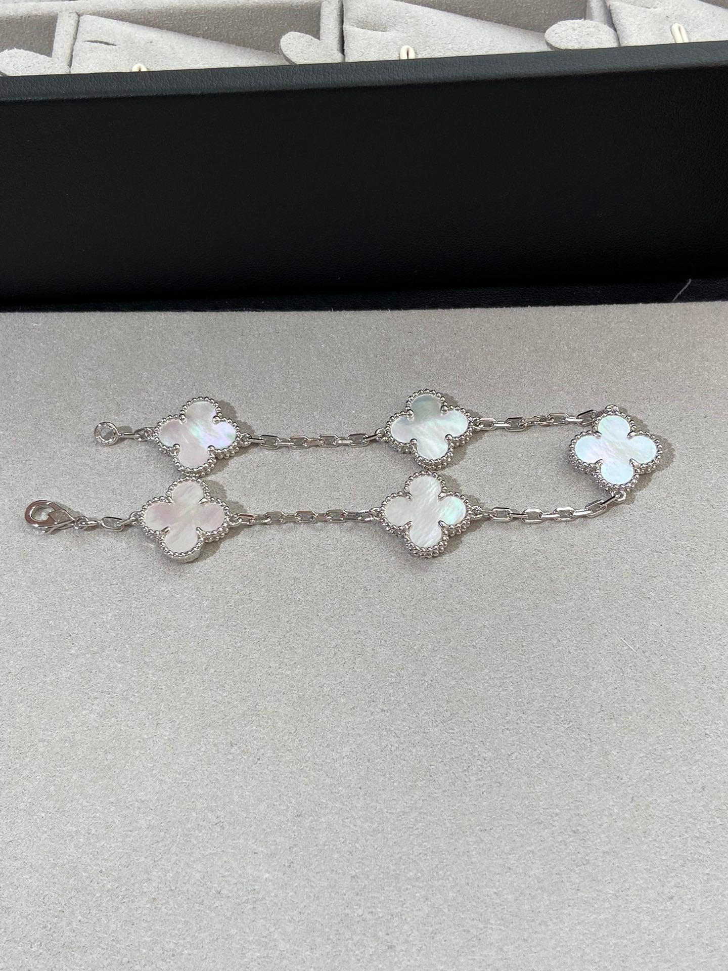 [Polaidi Jewelry]CLOVER WHITE PEARL MOP 5 MOTIF BRACELET COLLECTION