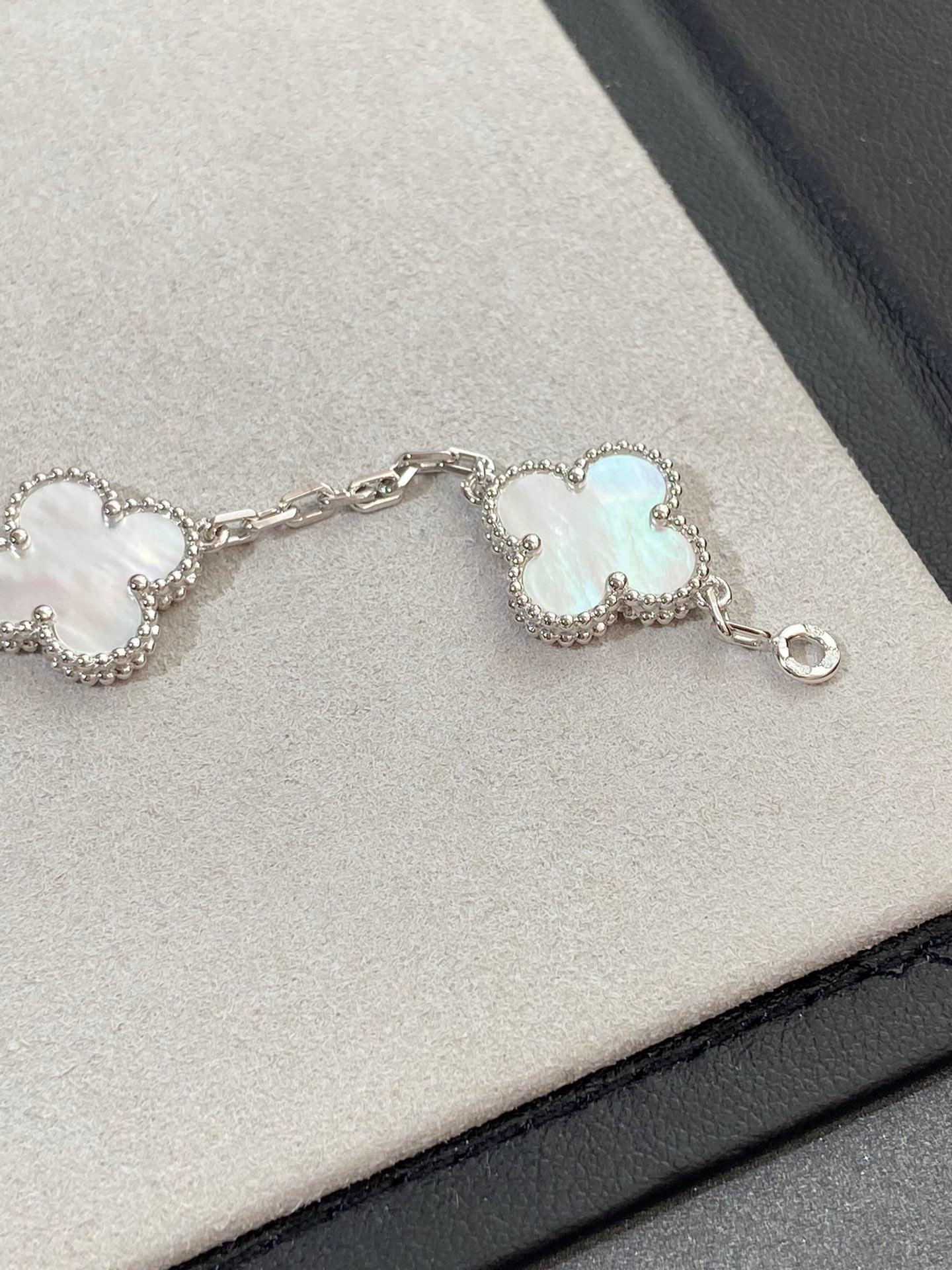 [Polaidi Jewelry]CLOVER WHITE PEARL MOP 5 MOTIF BRACELET COLLECTION