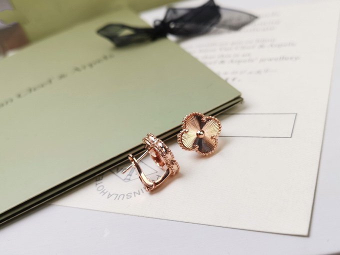 [：Polaidi Jewelry]CLOVER MEDIUM STUD EARRINGS