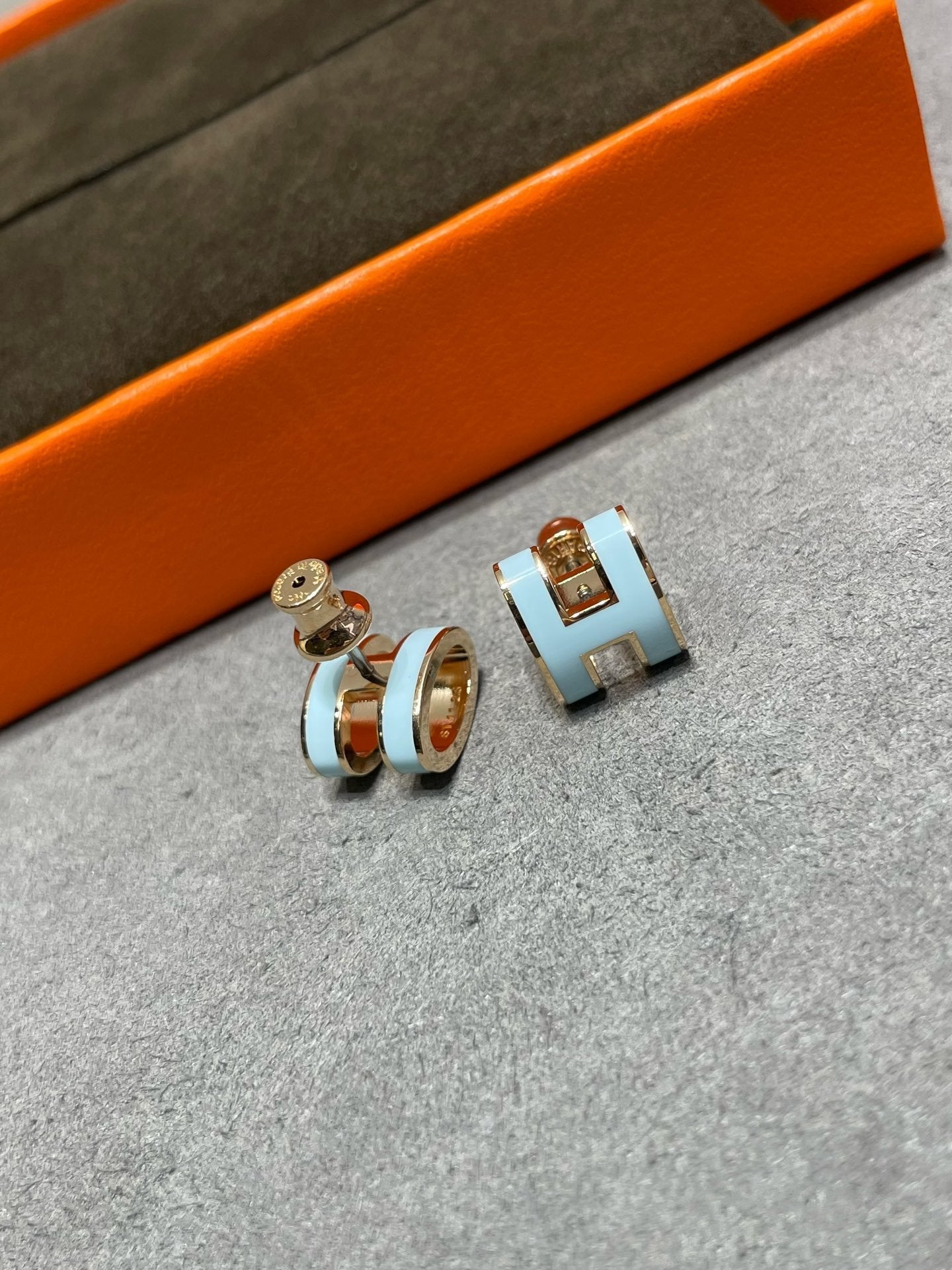 [Polaidi Jewelry]POP H SKY BLUE STUD EARRINGS