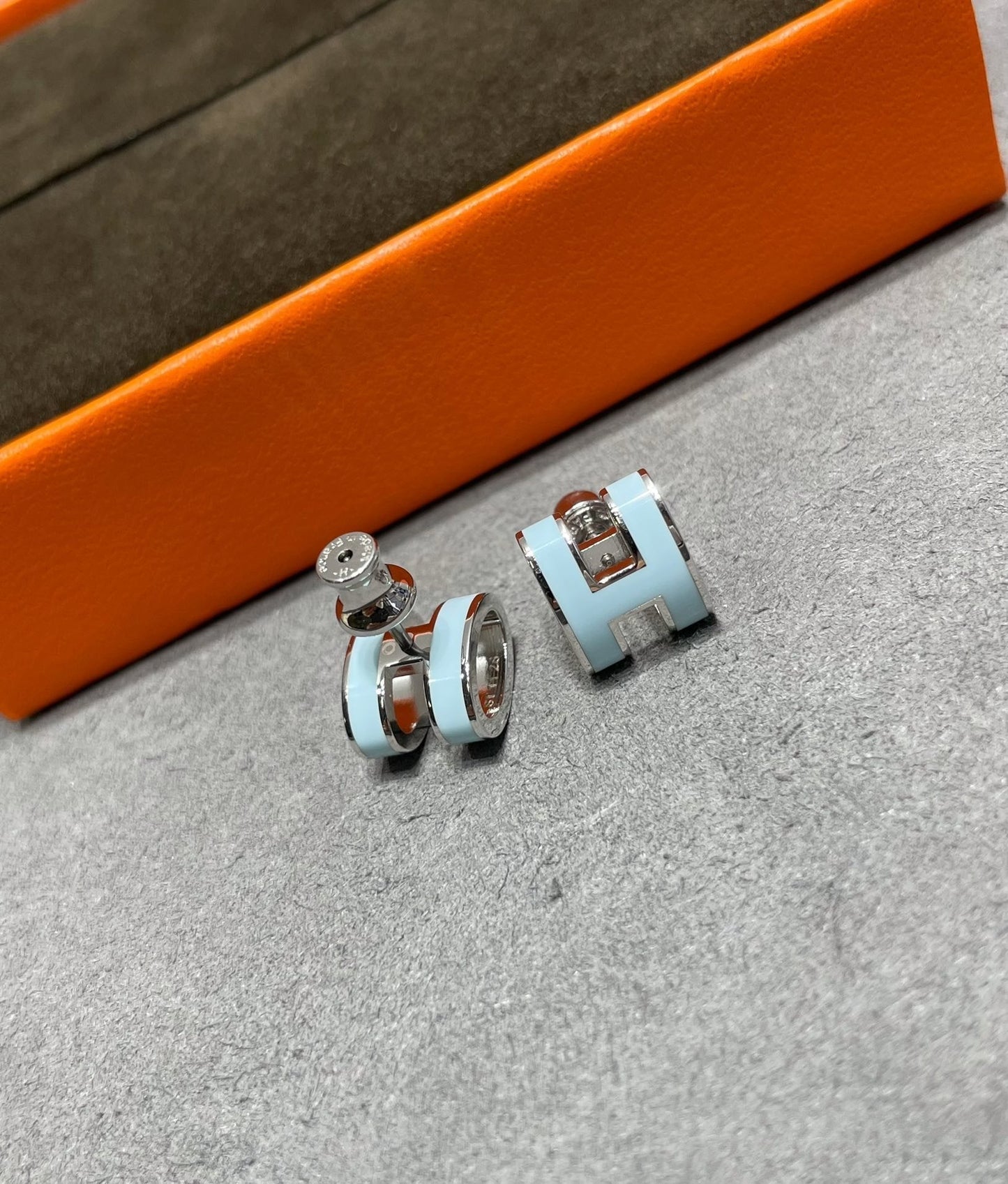 [：Polaidi Jewelry]POP H SKY BLUE STUD EARRINGS