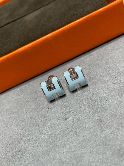 [Polaidi Jewelry]POP H SKY BLUE STUD EARRINGS