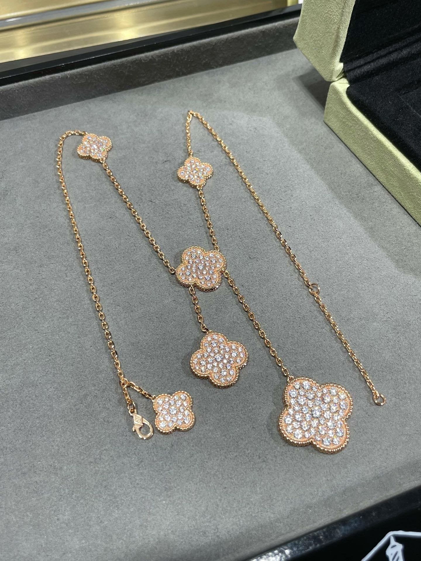 [：Polaidi Jewelry]CLOVER 6 MOTIF DIAMOND PAVED NECKLACE