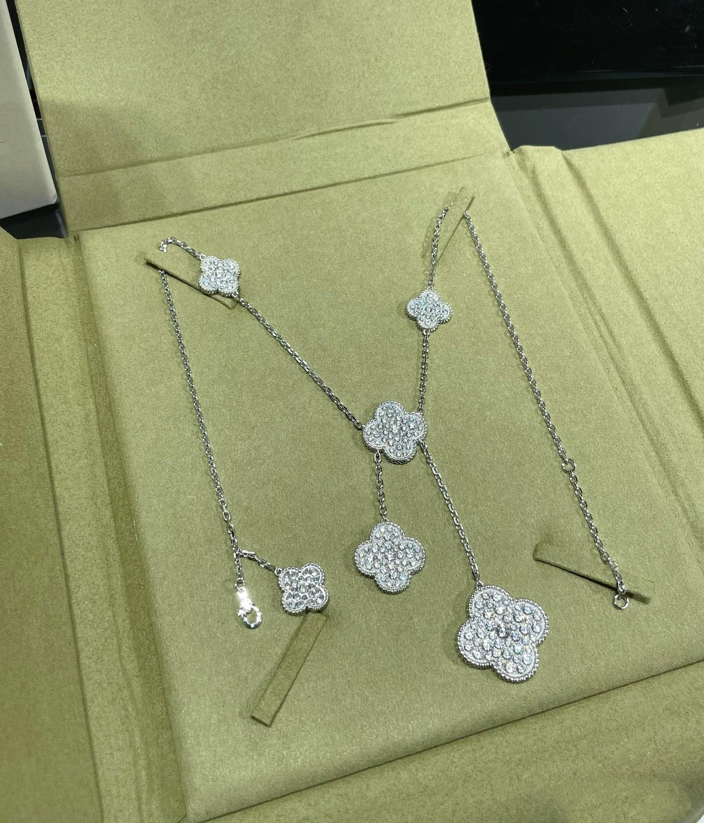 [Polaidi Jewelry]CLOVER 6 MOTIF DIAMOND PAVED NECKLACE