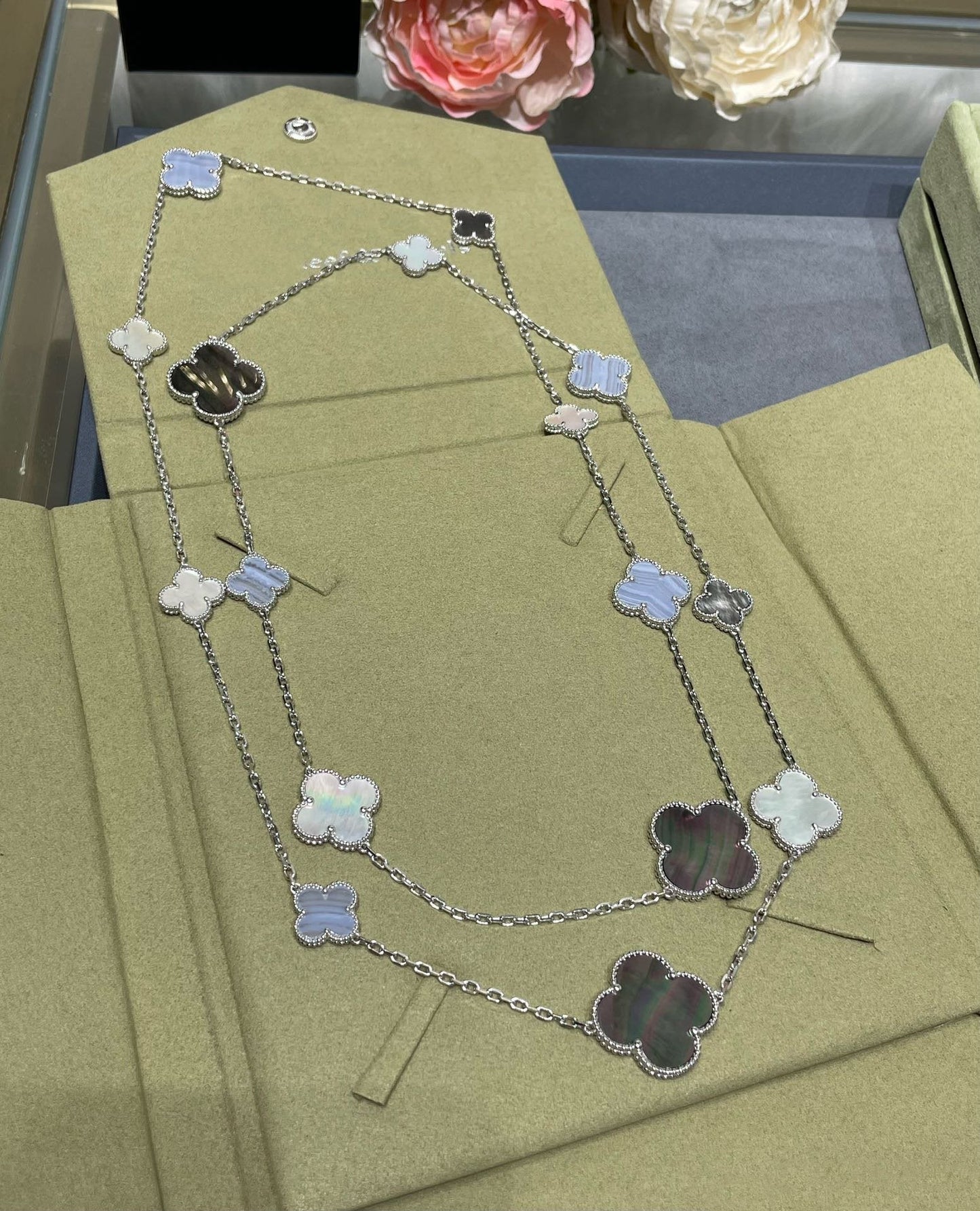 [Polaidi Jewelry]CLOVER 16 MOTIF CHALCEDONY MOP SILVER NECKLACE