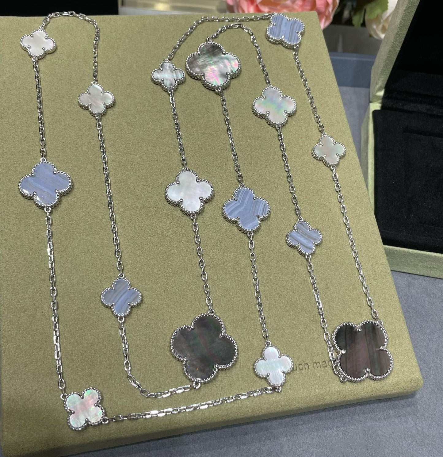 [Polaidi Jewelry]CLOVER 16 MOTIF CHALCEDONY MOP SILVER NECKLACE