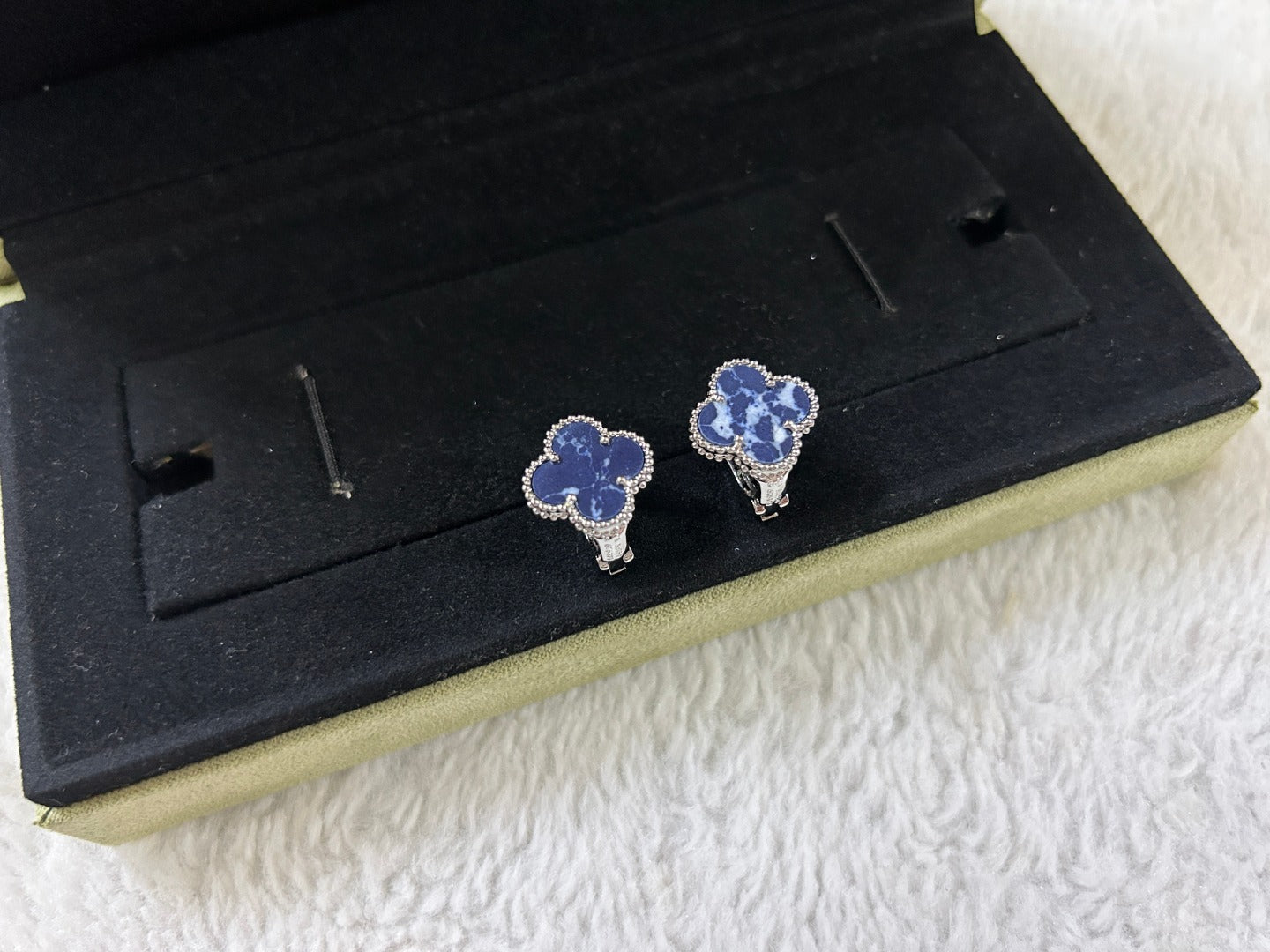 [：Polaidi Jewelry]CLOVER PIETERSITE MEDIUM STUD EARRINGS