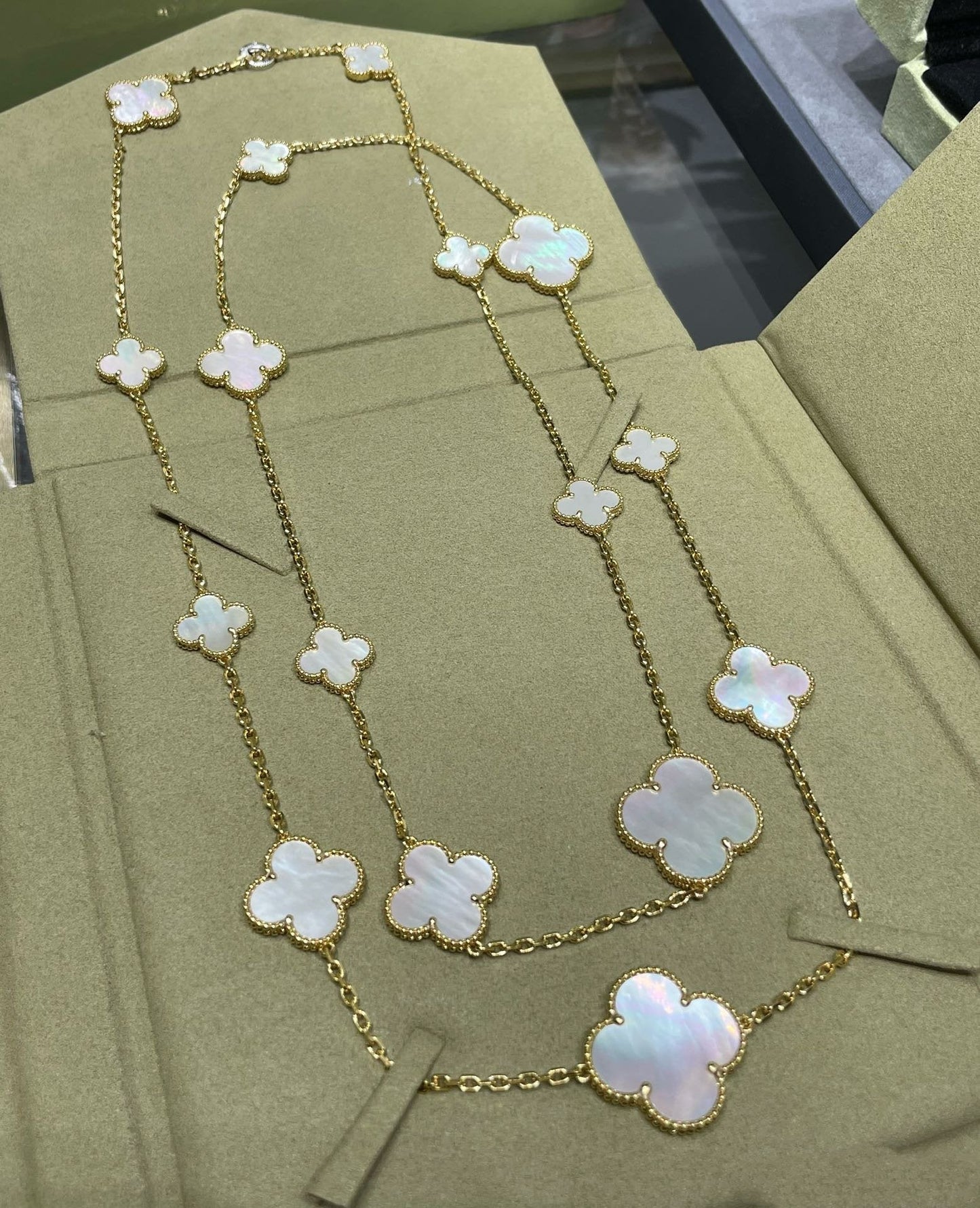 [Polaidi Jewelry]CLOVER 16 MOTIF WHITE MOP GOLD NECKLACE
