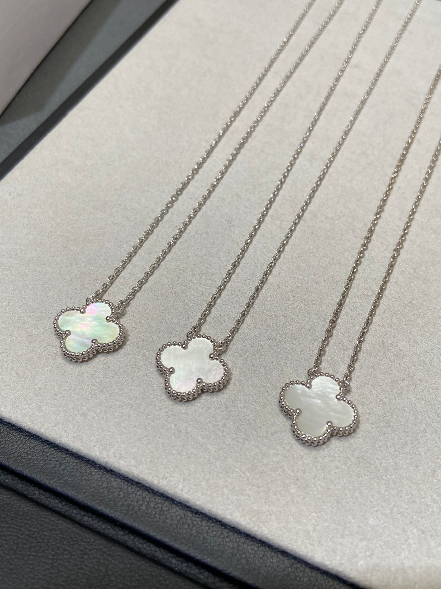 [Polaidi Jewelry]CLOVER MEDIUM SILVER WHITE MOP NECKLACE