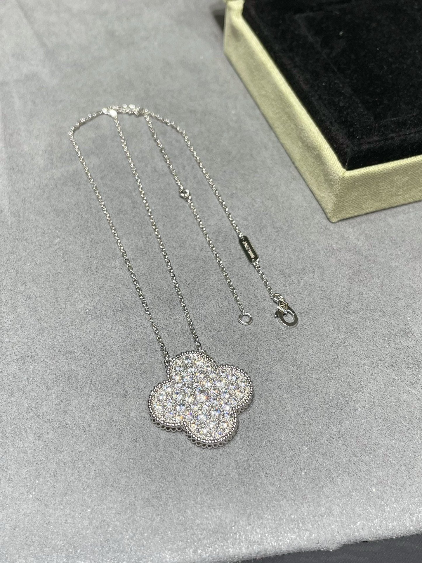[：Polaidi Jewelry]CLOVER 25MM LARGE PENDANT DIAMOND PAVED SILVER NECKLACE