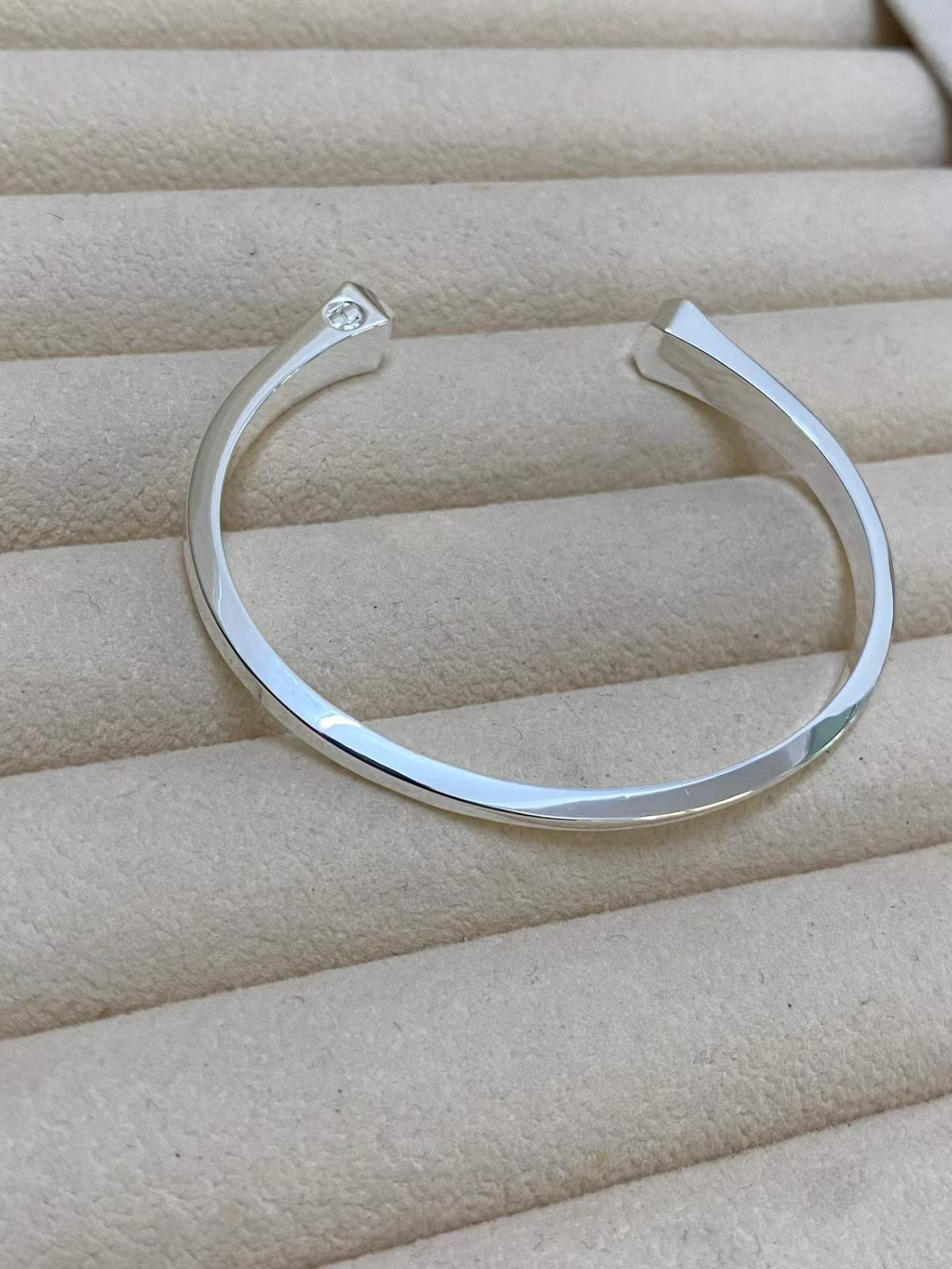 [Polaidi Jewelry]CLOU DE FORGE SQUARE CONE STUDS OPEN CUFF ONE SIZE