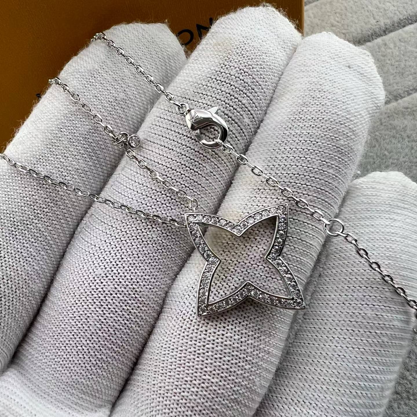 [Polaidi Jewelry]FOUR-LEAF CLOVER OPENWORK NECKLACE