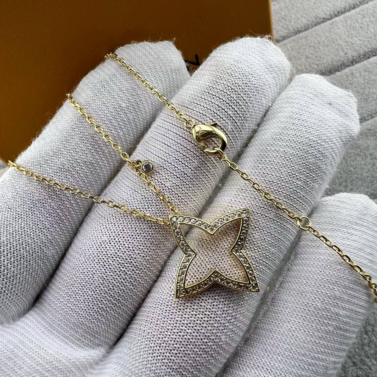 [Polaidi Jewelry]FOUR-LEAF CLOVER OPENWORK NECKLACE
