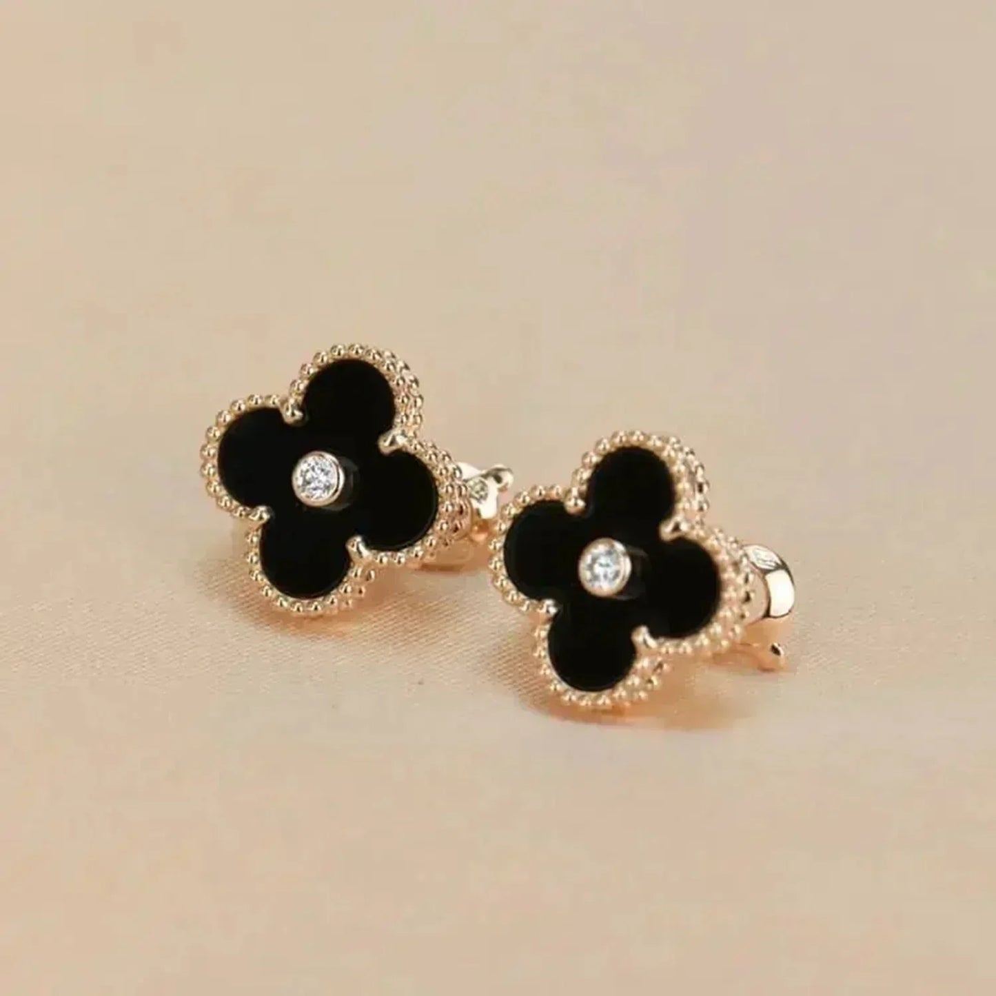 [Polaidi Jewelry]CLOVER MEDIUM 1 MOTIFS ONYX DIAMOND EARRINGS