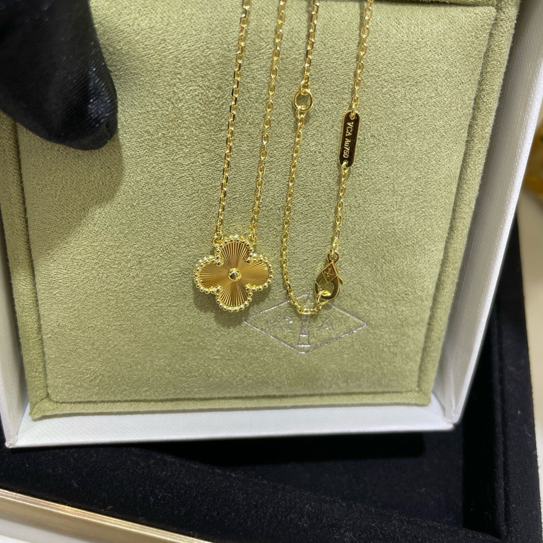 [Polaidi Jewelry]CLOVER 15MM LASER NECKLACE