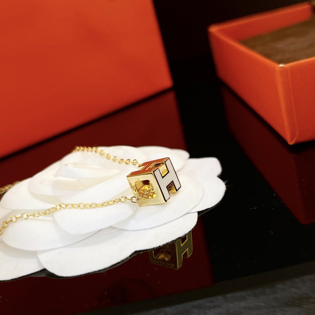 [：Polaidi Jewelry]H ホワイト スクエア ゴールド ネックレス