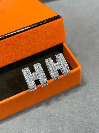 [：Polaidi Jewelry]H STUD EARRINGS WITH SILVER DIAMONDS