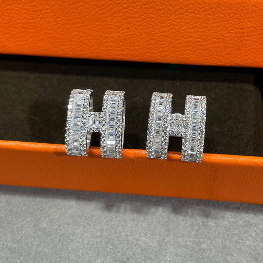 [：Polaidi Jewelry]H STUD EARRINGS WITH SILVER DIAMONDS