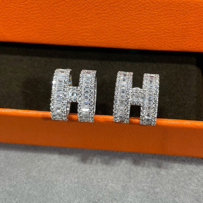 [Polaidi Jewelry]H STUD EARRINGS WITH SILVER DIAMONDS