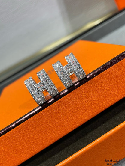 [：Polaidi Jewelry]H STUD EARRINGS WITH SILVER DIAMONDS