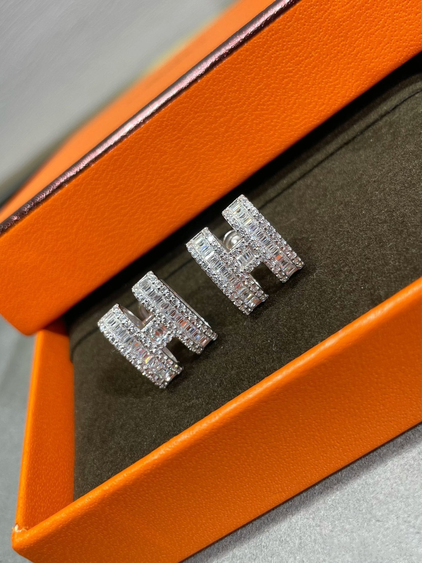 [：Polaidi Jewelry]H STUD EARRINGS WITH SILVER DIAMONDS