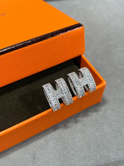 [：Polaidi Jewelry]H STUD EARRINGS WITH SILVER DIAMONDS